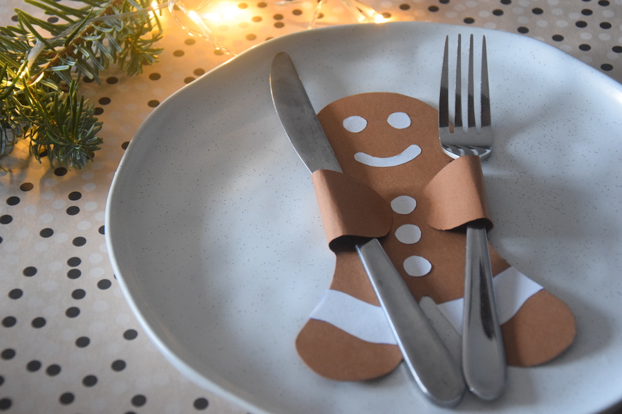 Ga lekker een middagje kerstknutselen met de kids! Maak ter voorbereiding op het kerstdiner deze bestekhouders. Knip, kleur, schilder of gebruik het sjabloon om over te trekken op gekleurd karton of vilt.