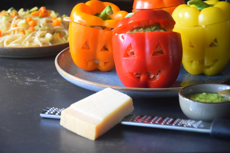 Gevulde Halloween-paprika met spaghetti en pesto