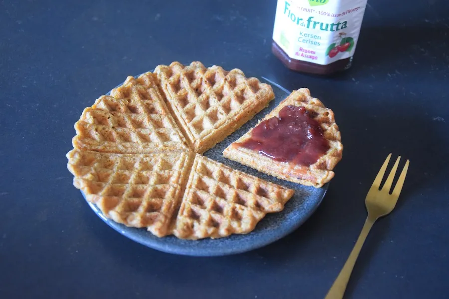 warme wafels met kersen-fruitspread