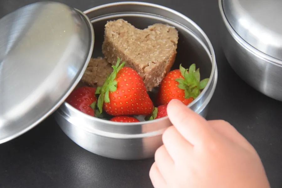 gezonde snacktrommel met bananenbrood en aardbeien