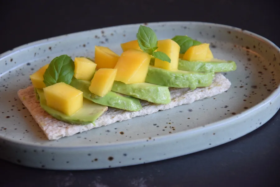 cracker avocado en mango