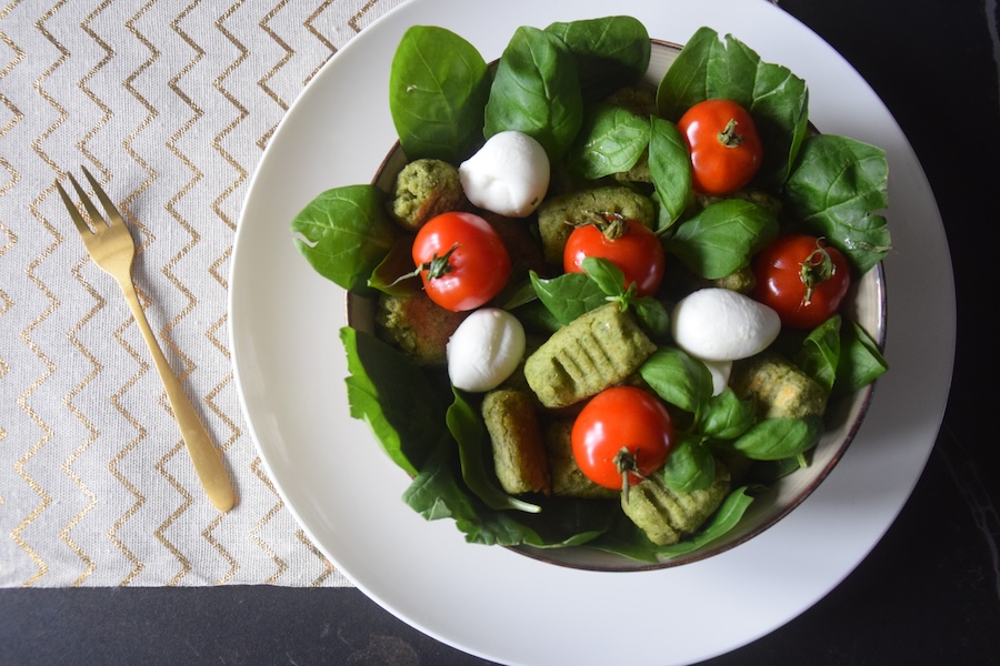 Gebakken gnocchi met spinazie, cherrytomaten en mini buffelmozzarella