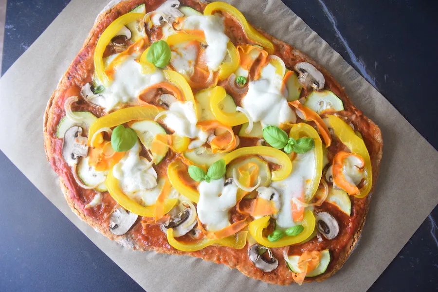 speltpizza met groenten en mozzarella