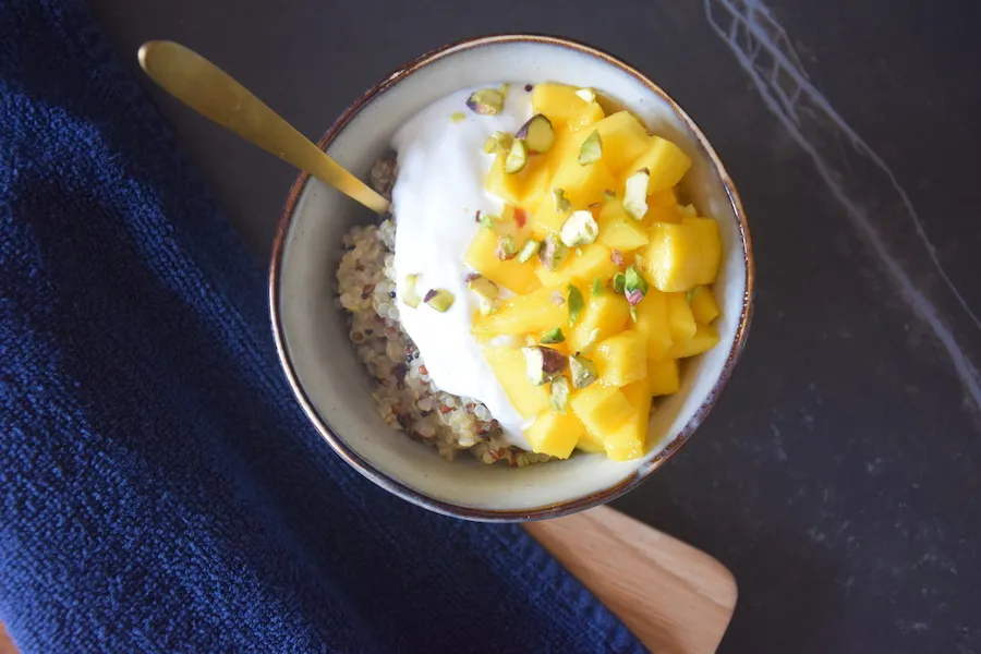 quinoa met vanilleyoghurt en mango