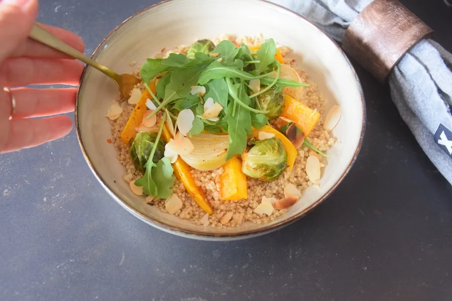 quinoa met geroosterde pompoen, spruiten en harissakruiden