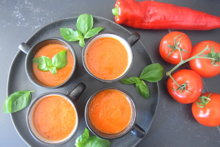 paprika-tomatensoep met verse basilicum