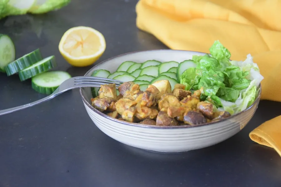 vegan curry met kastanjechampignons en rauwkost